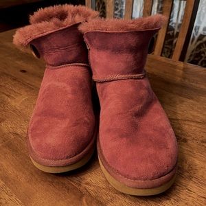 UGG purple short Button Bailey size 8